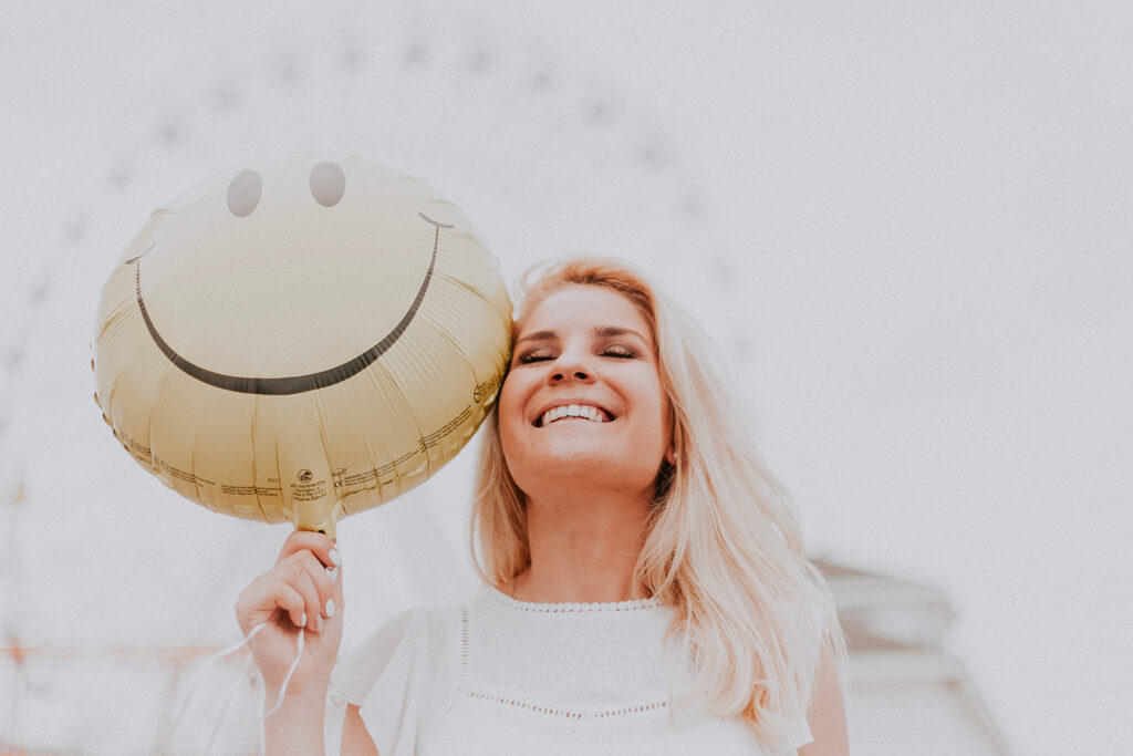 Personne souriante pour représenter son bien-être après cette méthode.