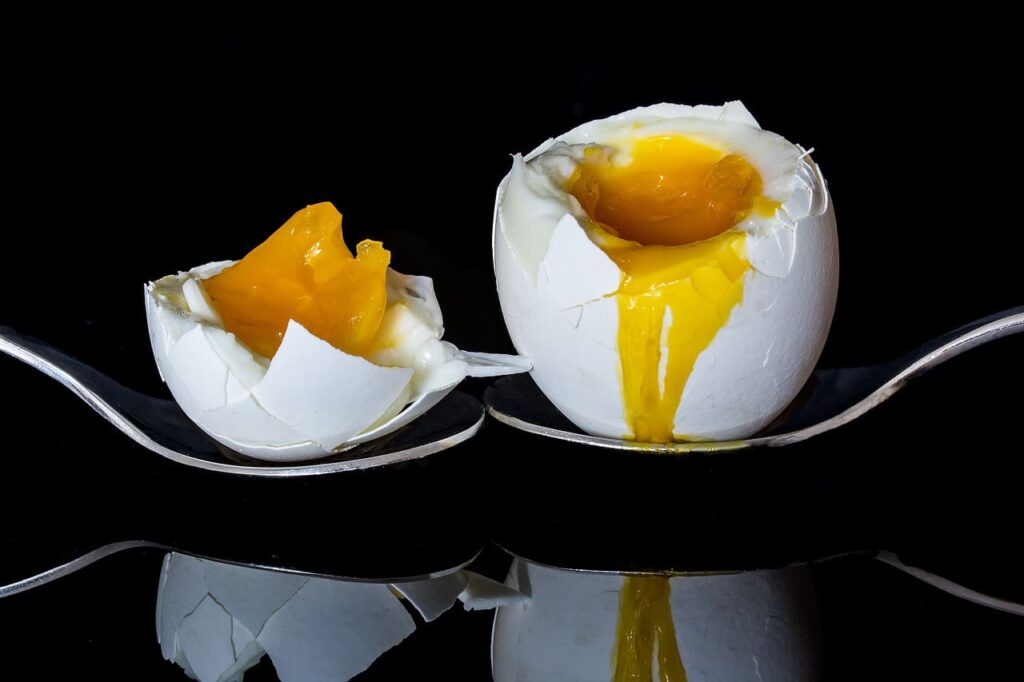 Rien de mieux que l'image d'un œuf coupé en deux coulant pour répondre à la question est-ce que les œufs sont bons pour le foie ?