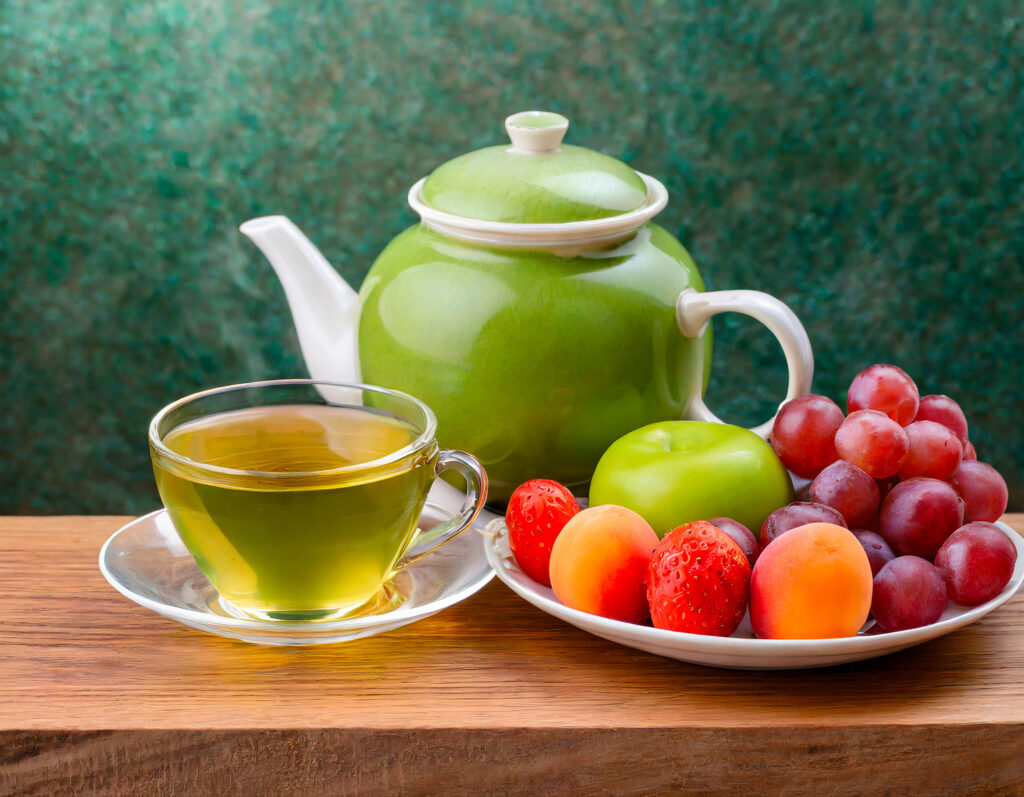 Thé ventre plat avec une assiette de fruits frais pour aider à cet objectif