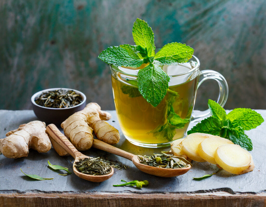 Assiette avec thé vert, gingembre, fenouil et menthe afin de montrer les éléments qui favorisent un ventre plat.