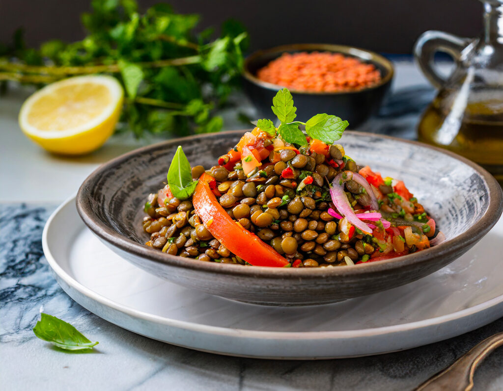 Salade de lentilles épicée contenant naturellement de la vitamine B17