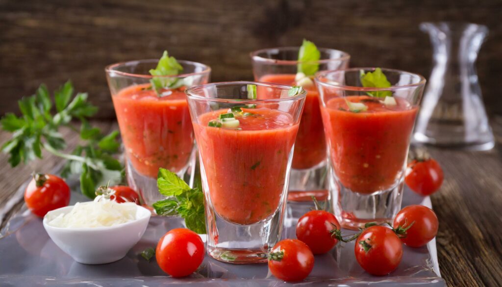 Gazpacho en shots avec des tomates pour faire un buffet salé sucré au top