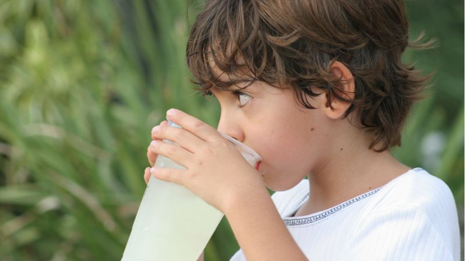 Enfant en train de boire de l'eau