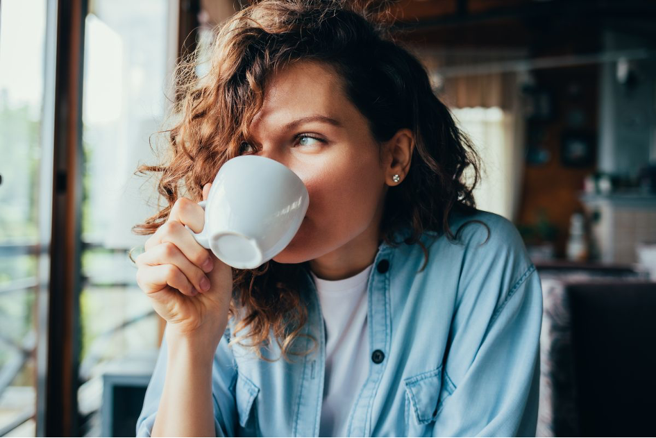 Personne en train de boire un tasse de café