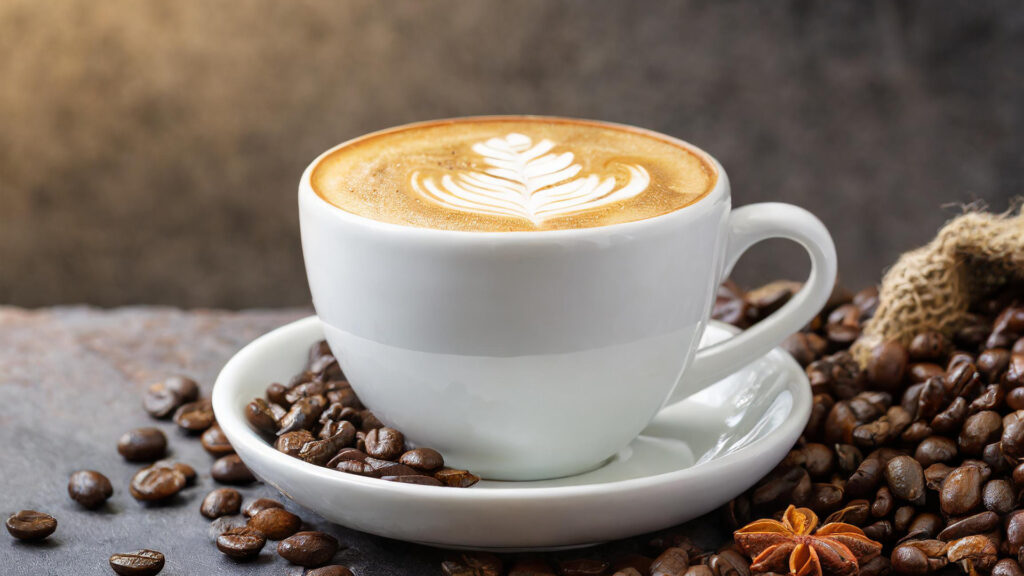 tasse de café cappuccino avec des graines de cafés