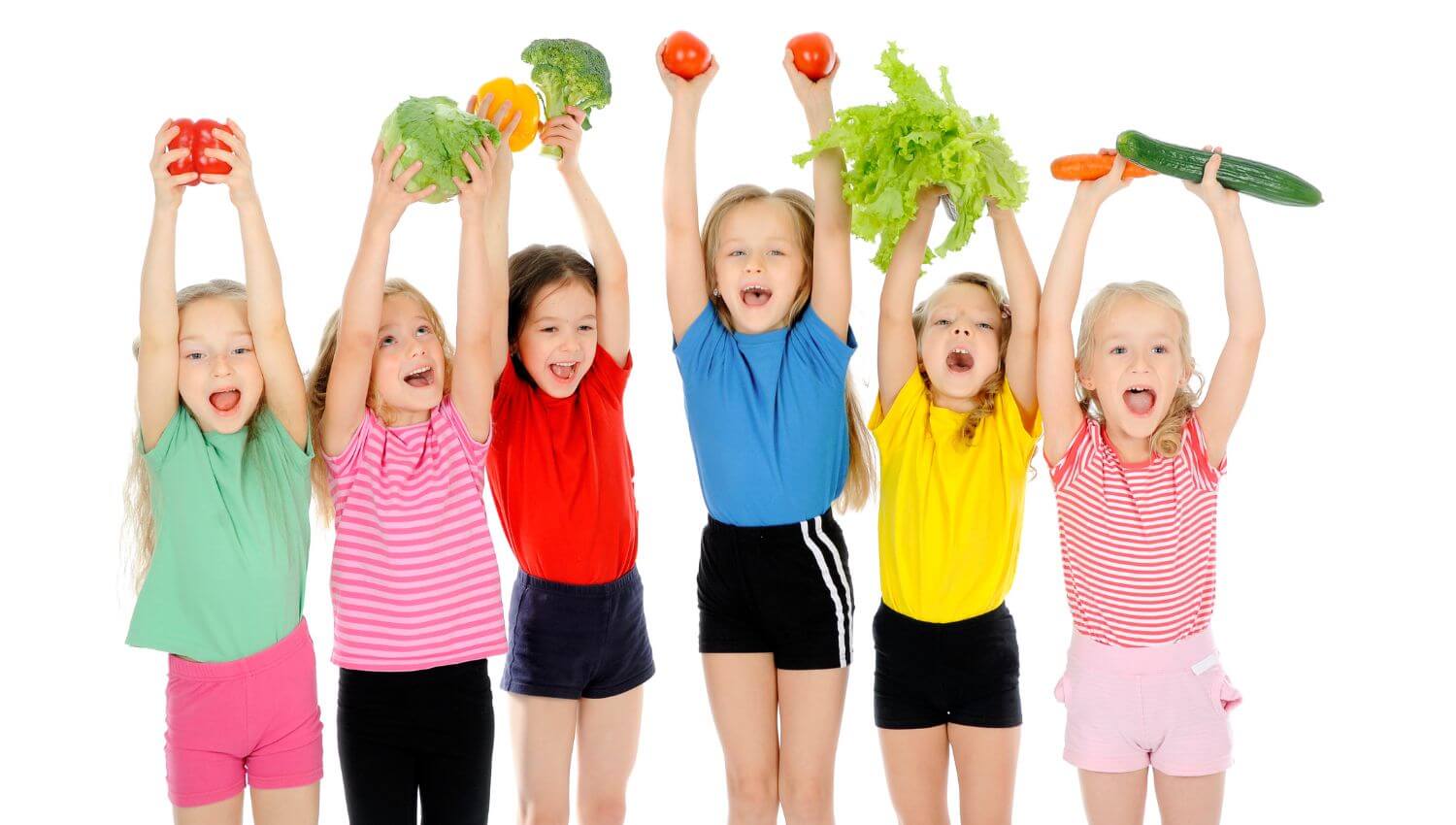6 enfants content avec des légumes dans les mains