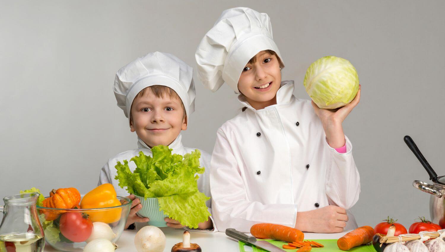 Enfant avec une tenue de cuisinier et en train de cuisiner 