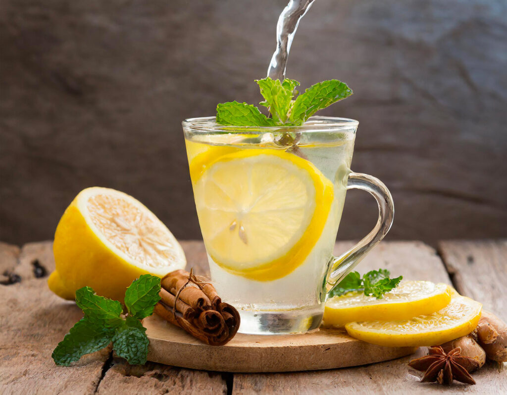 Eau avec du citron pour une solution basifiante matinale