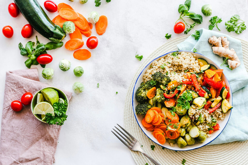 Assiette de légumes et protéines pour avoir une nutrition idéale pour un sportif